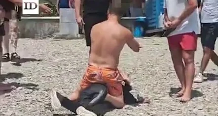 Skena të rënda në Spanjë, vendasit gjuajnë dhe kapin emigrantët që mbërrijnë me gomone