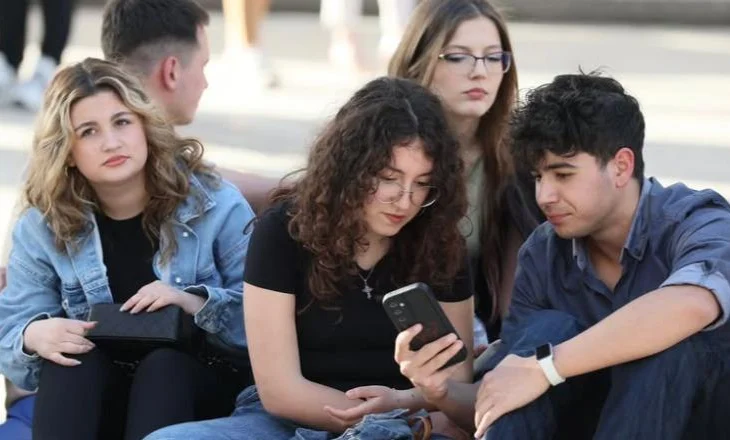 Starton gara për universitetet! Maturantët “dynden” drejt ekonomisë dhe drejtësisë, mësuesia në krizë të thellë