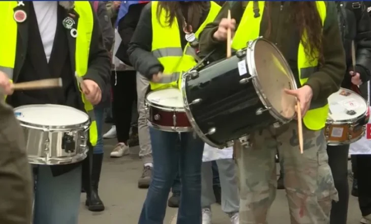 Studentët i përgjigjen Vuçiçit: Debat vetëm në fushatën zgjedhore