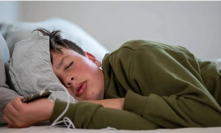 Studimi i ri gjen lidhje midis problemeve të gjumit dhe vetëlëndimit në vitet e adoleshencës