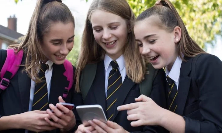 Studimi tregon cila është mosha e duhur për t’i dhënë fëmijës tuaj një smartphone