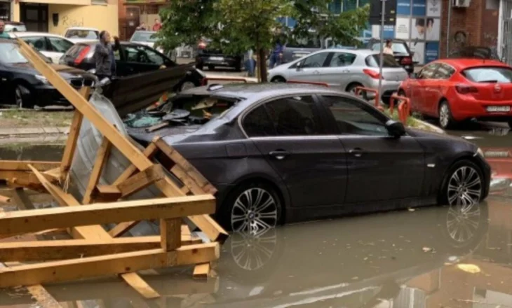 Stuhia e fortë ‘mbërthen’ Kosovën/ Reshje intensive dhe breshër shkaktojnë përmbytje, dhe bllokim rrugësh