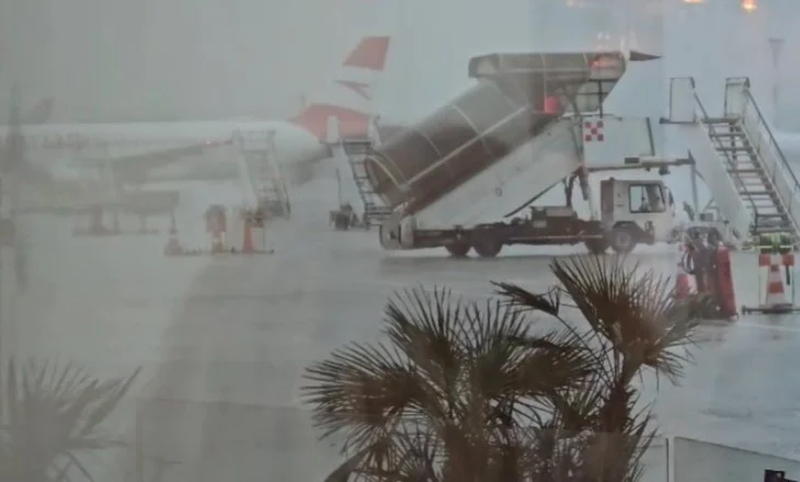 Stuhia e fortë pezulloi punën në aeroport, rinisin 2 orë më vonë fluturimet në Rinas