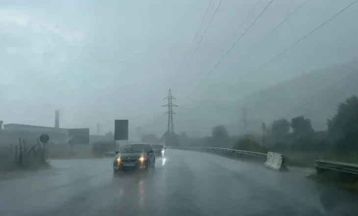 Stuhia e fuqishme godet Elbasanin/ Erë e fortë dhe rrebeshe shiu, lëvizje mjetesh me vështirësi në rrugë