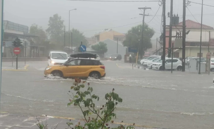 Stuhia e fuqishme godet Greqinë perëndimore, përmbytje në Korfuz, dëme në bujqësi dhe dhjetëra fshatra pa energji