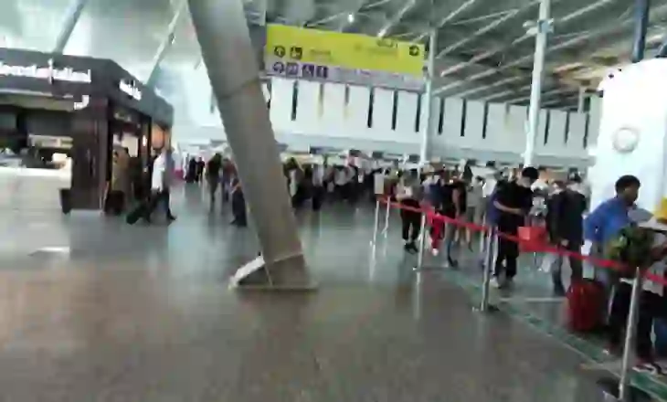 Stuhia krijon kaos në qiellin e Tiranës, aeroporti i Rinasit ndërpret operacionet në pistë për 30 minuta