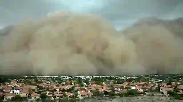 Stuhia masive e rërës përshkon Arizonën, shkaktohen dëme materiale, vonesa fluturimesh dhe ndërprerje të energjisë