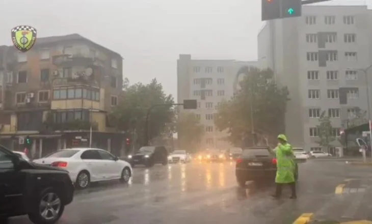Stuhia/ Policia apel drejtuesve dhe këmbësorëve: Respektoni udhëzimet! Ka prezencë uji në disa akse, inerte dhe pemë të thyera