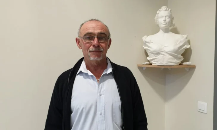 Sulmohen me thikë kryetari i bashkisë dhe i biri