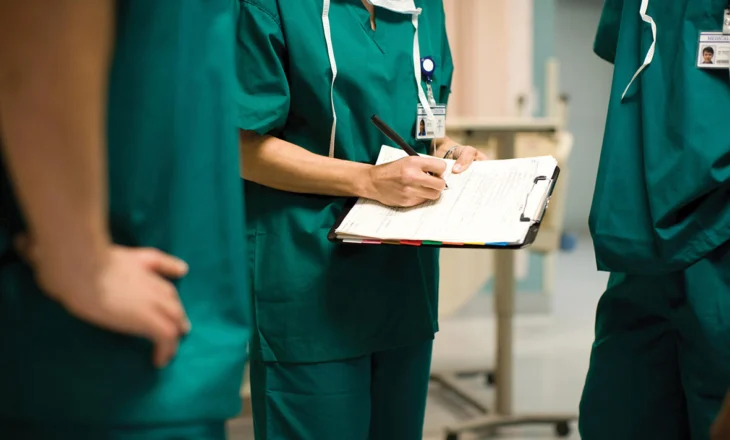 Sulmohet fizikisht deputeti së bashku me familjen, transportohen për ndihmë mjekësore në spital