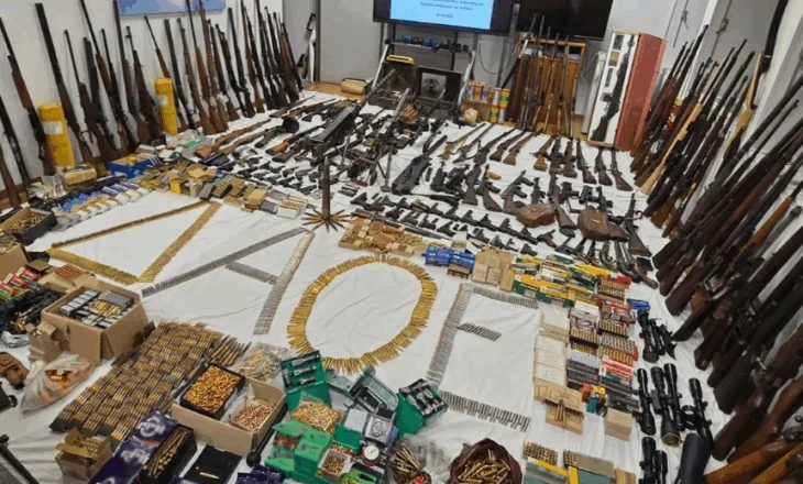 Surprizë për policinë greke, pensionistit i gjenden mbi 170 armë, 15.500 fishekë dhe barut