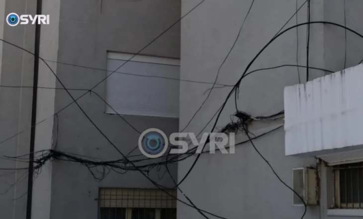 SYRI TV/ Elbasan – Kabujt e energjisë të varur mbi kokat e tyre, qytetarët: Kemi frikë për jetën!