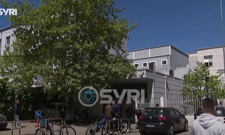 SYRI TV/ Gjykata Tiranës lë në burg Flodian Plakun, akuzohet për vrasjen e Gentjan Bejtjas