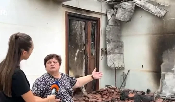 Syri Tv në fshatrat e Gramshit të shkrumbuar nga zjarri, banorët humbën shtëpitë! Gruaja me lot në sy: Katastrofë