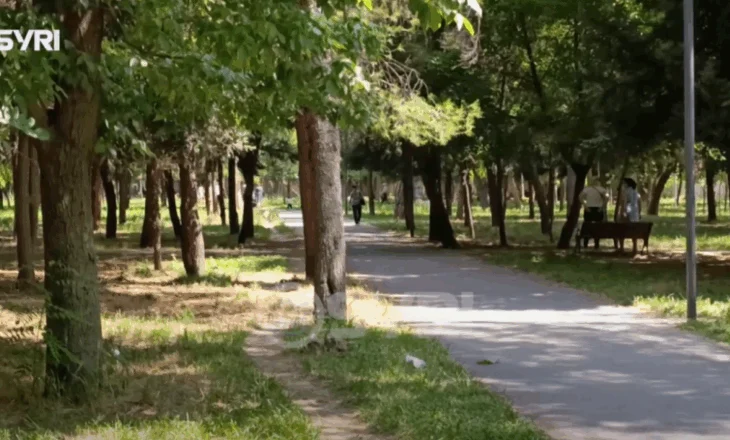 SYRI TV/ Pensionistët në Elbasan në pamundësi për plazh, ditët e nxehta i kalojnë nën hijet e pemëve