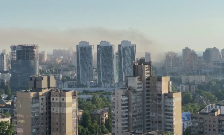 Sytë e botës nga Shtëpia e Bardhë, por në Kiev dëgjohen sirena për sulme ajrore