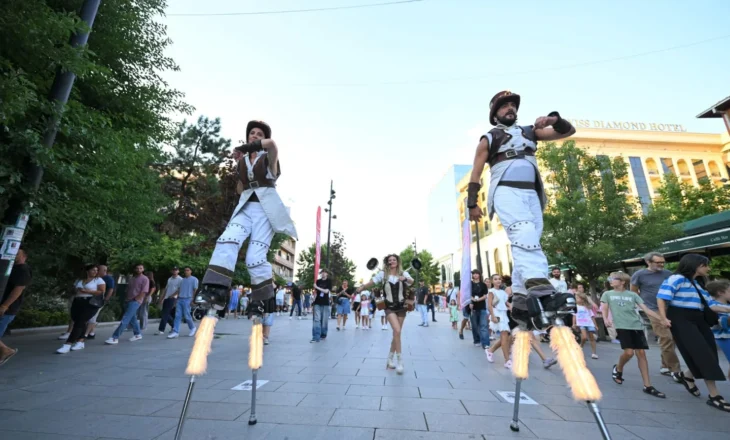 ‘Take Off’ në Festivalin HAPU, kur qielli zbriti në rrugët e Prishtinës