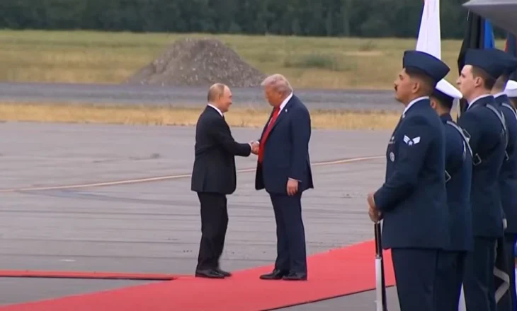 Takim historik në Alaska: Trump dhe Putin shtrëngojnë duart