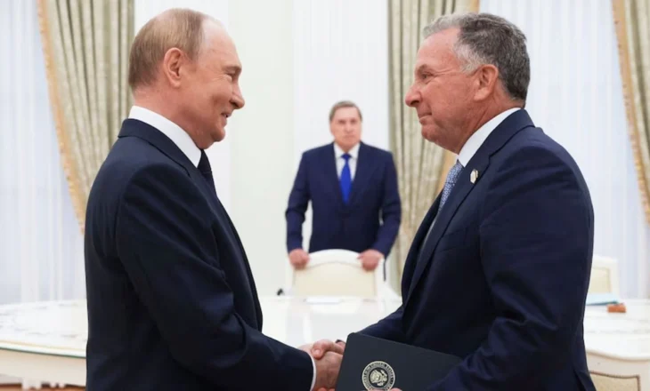 Takimi me dyer të mbyllura në Moskë/ Çfarë po bisedon njeriu i Trump me Putin?