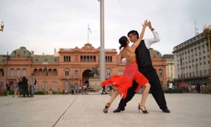 “Tango të shëron”/ Ndodh edhe kështu, mjekët në Argjentinë kurojnë Parkinsonin me klasa vallëzimi