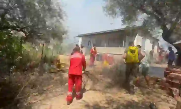 Të rraskapitur në lot/ Zjarret pushtojnë vendin, flakët shumë pranë banesës, familjarët rezistent s’pranojnë të ikin