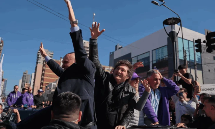 Tensione në Argjentinë! Skandali i korrupsionit, Presidenti qëllohet me gurë gjatë fushatës