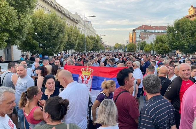 Tensione në Serbi, mbështetësit e Vuçiçit kundër protestuesve