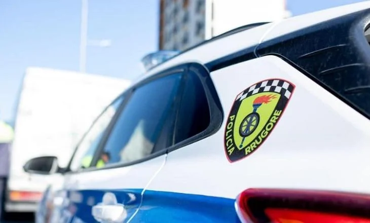 Tentoi të korruptonte policin me 2 mijë lekë, arrestohet 18-vjeçari në Tiranë