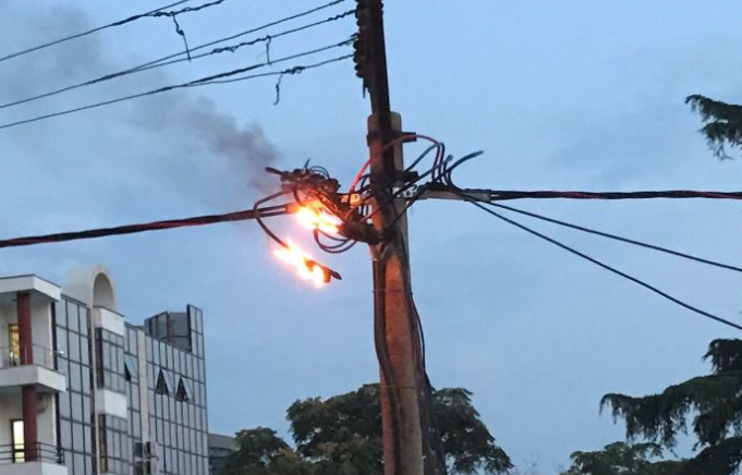 Tentoi të rregullonte një defekt elektrik, humb jetën 51-vjeçari në Kamëz