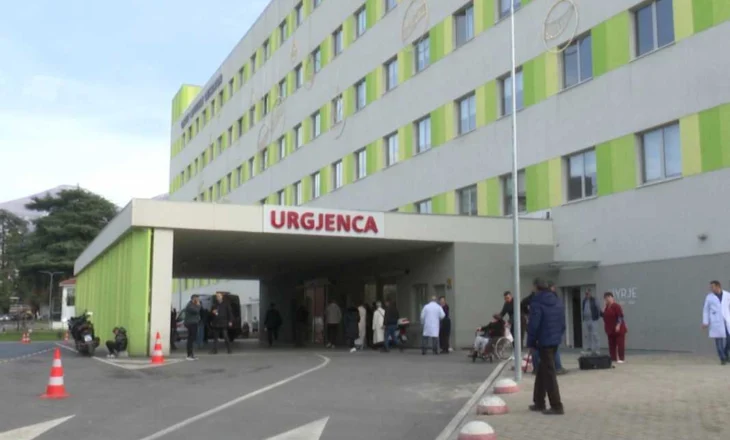 Tentoi vetëvrasjen duke pirë dozë të lartë medikamentesh, përfundon në spital 16-vjeçarja