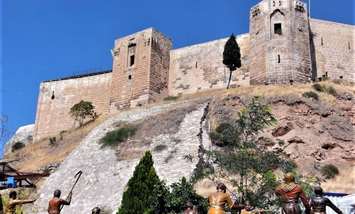 Tërmeti që goditi Turqinë, duke shkaktuar mijëra viktima dhe dëme të pallogaritshme materiale, shkatërroi gjithashtu Kalanë e lashtë në qytetin e Gaziantepit