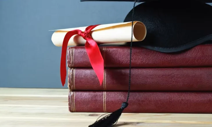 “Thahet truri”, numri i diplomave të doktoraturave ra me 73% me 2024