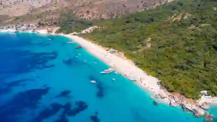 ‘The Sun’: Turistët britanikë i drejtohen Rivierës Shqiptare, ‘Ryanair’ rrit fluturimet javore