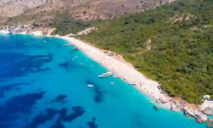 “The Sun”: Turistët britanikë i drejtohen Rivierës Shqiptare, shtohen fluturimet javore