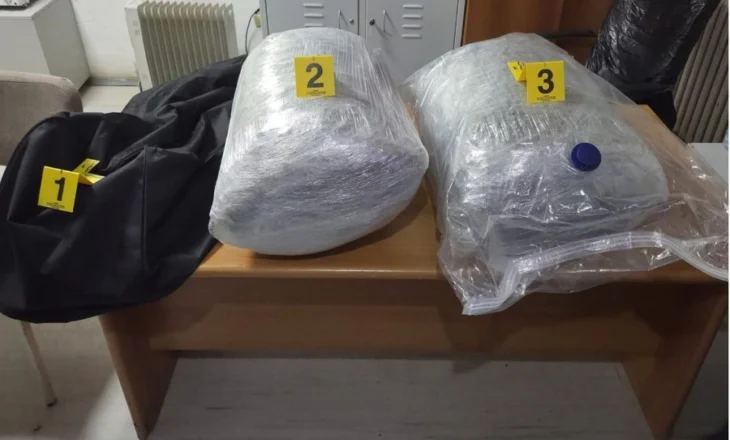 Thesin me drogë në kurriz për të kaluar në Kosovë, policia tenton ta ndalojë, por u nxjerr armën