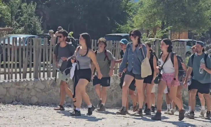 Thethi është plot! Harrohet aksioni i korrikut, turistë nga e gjithë bota shijojnë natyrën
