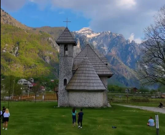 Thethi, perla e Alpeve Shqiptare, po mirëpret vizitorë nga e gjithë bota (VIDEO)
