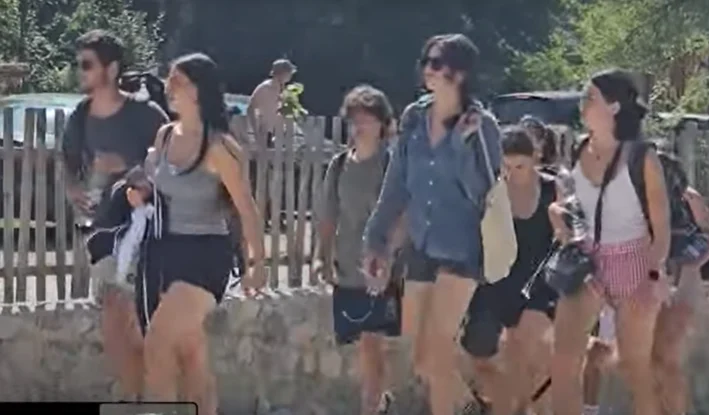 Thethi plot e përplot me turistë të huaj