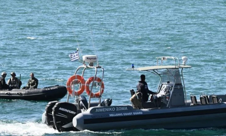 ‘Thriler’ në Egje/ I burgosuri turk hidhet në det nga trageti, gjatë shoqërimit nga policia