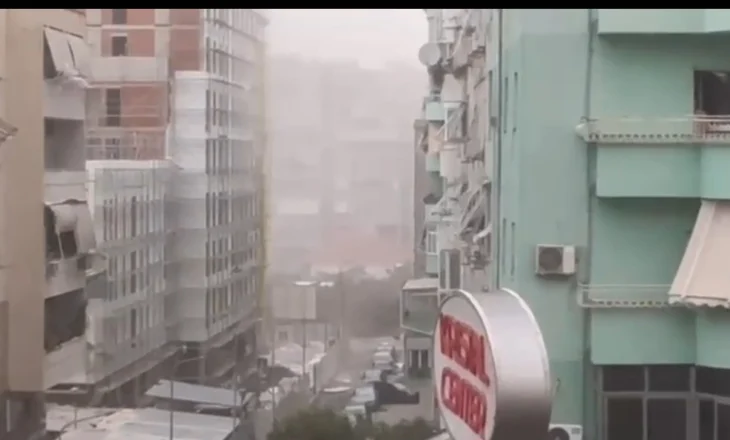 Tirana dhe Durrësi përfshihen nga stuhia/ Pezullohet lundrimi i anijeve, avionët ulen me shpejtësi…