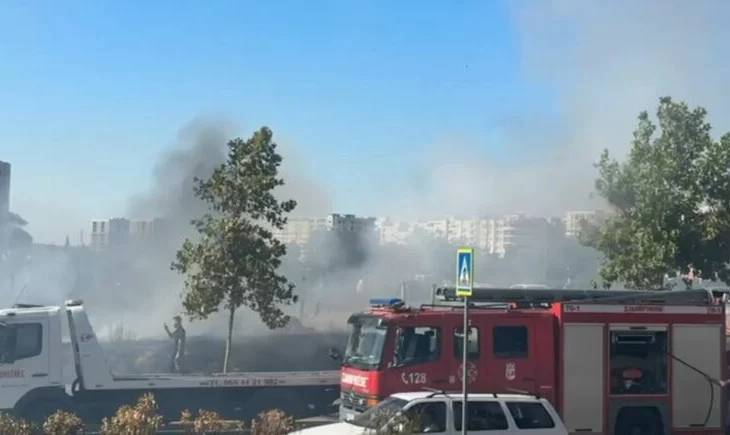 Tiranë/ Zjarr afër një karburanti në Yzberisht, tymi mbulon zonën