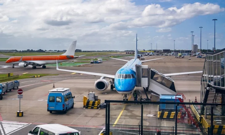 Tjetër incident në një aeroport në Angli, mbyllet pista pasi një avioni iu bllokua helika