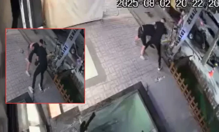 Top Channel siguron videon/ Të rinjtë sherr me thika në Vlorë, një vajzë tenton t’i ndajë, por…