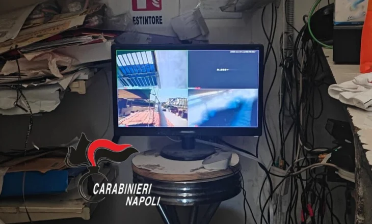 Trafik droge në shtëpi, arrestohet gjyshja 41-vjeçare në Napoli. Polici u shtir si klient