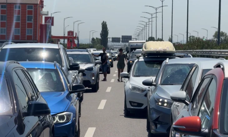 Trafik i rënduar në aksin Laç-Lezhë, fluksi i mjeteve dhe bllokimi i urës së Milotit vështirësojnë qarkullimin