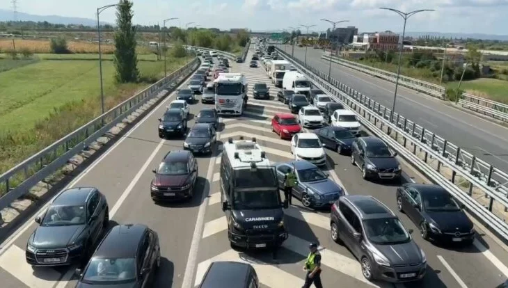 Trafik i rënduar në aksin Rrëshen-Milot, automjetet në radhë për disa orë
