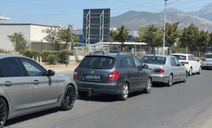 Trafik i rënduar në Lezhë/Radhë makinash në rrugët që të çojnë drejt plazheve
