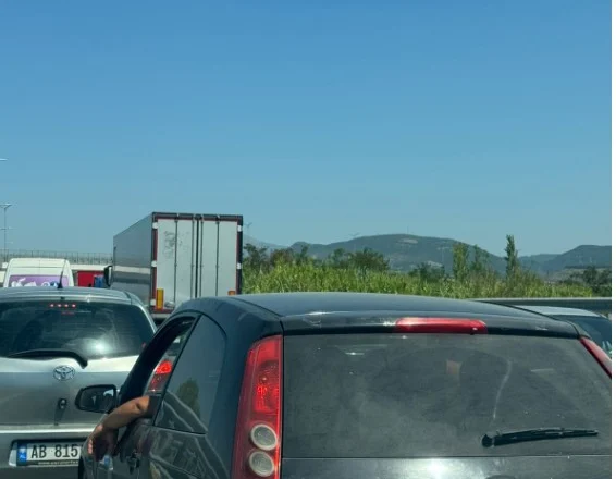 Trafik i rënduar Tiranë – Milot – Lezhë, 20 km vargu i makinave