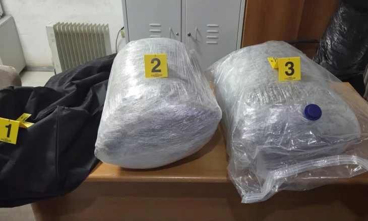 Trafikanti i drejton armën Policisë në kufirin e Morinës, arratiset dhe braktis çantën me drogë