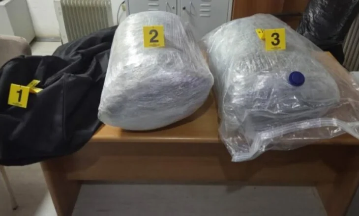 Trafikanti nga Shqipëria iu drejton armën policëve të Kosovës! Arratiset dhe lë pas një qese me 21 kg drogë